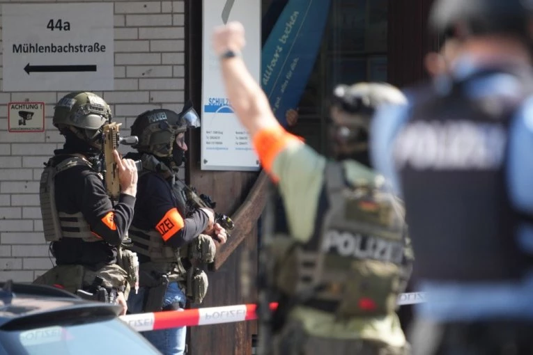 POLICIJA ZATVORILA GRAD, NIKO NE SME NA ULICU! Prve slike talačke krize u banci, OTMIČARI ODBIJAJU PREGOVORE (FOTO, VIDEO)
