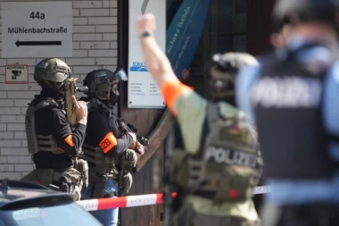 POLICIJA ZATVORILA GRAD, NIKO NE SME NA ULICU! Prve slike talačke krize u banci, OTMIČAR ODBIJA PREGOVORE (FOTO, VIDEO)