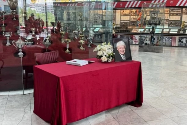 POSLEDNJI POZDRAV LEGENDI: Otvorena knjiga žalosti povodom smrti Vladimira Cvetkovića (FOTO, VIDEO)