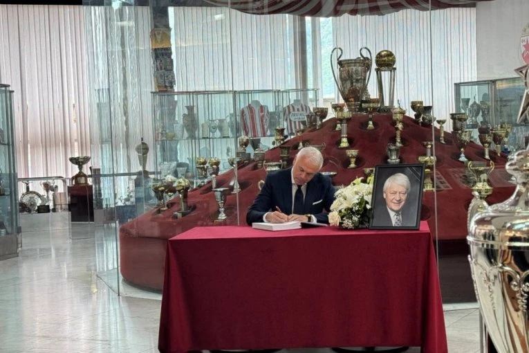 OPROŠTAJ OD LEGENDE: Delegacija Crvene zvezde se upisala u knjigu žalosti Vladimira Cvetkovića (FOTO, VIDEO)