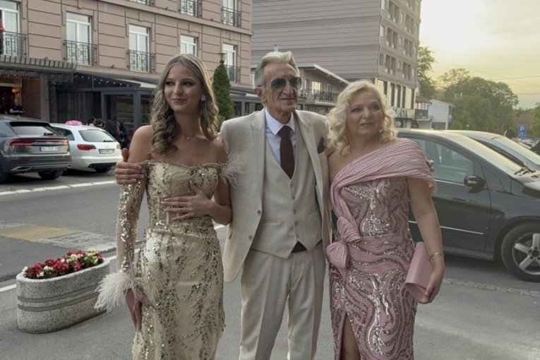 Mirko sa porodicom