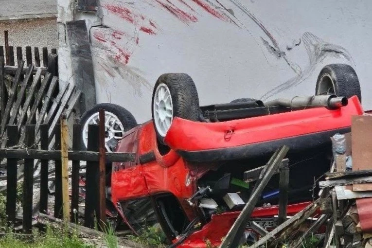 TEŽAK UDES KOD NOVE VAROŠI! Automobil sleteo s puta, pa uleteo u dvorište i prevrnuo se na krov - JEZIV PRIZOR! (FOTO)