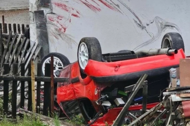 TEŽAK UDES KOD NOVE VAROŠI! Automobil sleteo s puta, pa uleteo u dvorište i prevrnuo se na krov - JEZIV PRIZOR! (FOTO)