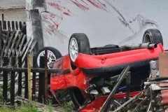 TEŽAK UDES KOD NOVE VAROŠI! Automobil sleteo s puta, pa uleteo u dvorište i prevrnuo se na krov - JEZIV PRIZOR! (FOTO)