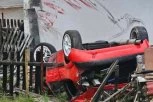 TEŽAK UDES KOD NOVE VAROŠI! Automobil sleteo s puta, pa uleteo u dvorište i prevrnuo se na krov - JEZIV PRIZOR! (FOTO)