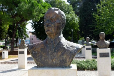 HAOS U PULI! Maloletnik položio venac na Titovoj bisti u uniformi JNA pa popio prijavu - CELA HRVATSKA NA NOGAMA!