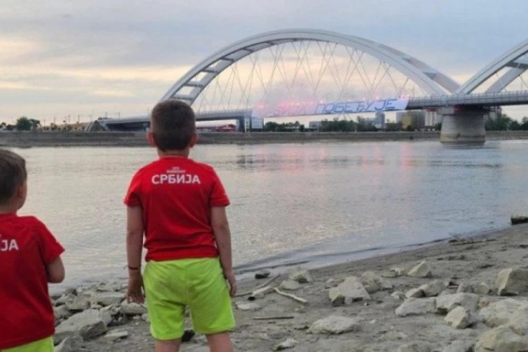 "SRBIJA POBEĐUJE" NA ŽEŽELJEVOM MOSTU! Prelepa slika u Novom Sadu! (FOTO, VIDEO)