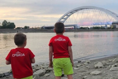 "SRBIJA POBEĐUJE" NA ŽEŽELJEVOM MOSTU! Prelepa slika u Novom Sadu! (FOTO, VIDEO)