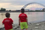"SRBIJA POBEĐUJE" NA ŽEŽELJEVOM MOSTU! Prelepa slika u Novom Sadu! (FOTO, VIDEO)