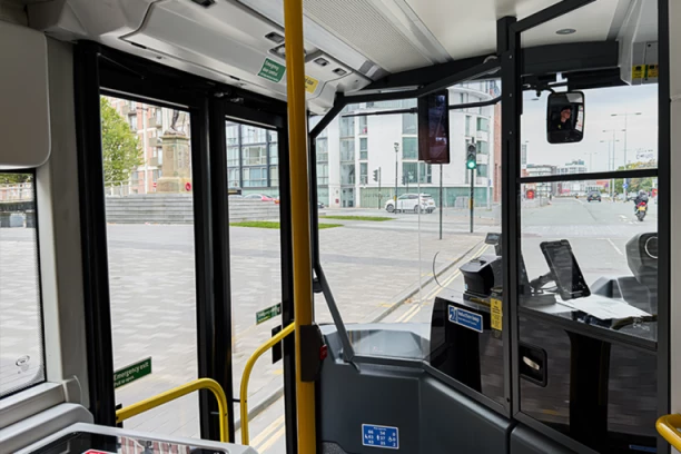 VOZAČ SAMO ŠTO NIJE UMRO KAD JU JE VIDEO! Dvogodišnja devojčica sama ušla u gradski autobus, sela na zadnje sedište, krenula u avanturu, a onda se uplašila! (VIDEO)