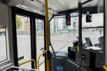 VOZAČ SAMO ŠTO NIJE UMRO KAD JU JE VIDEO! Dvogodišnja devojčica sama ušla u gradski autobus, sela na zadnje sedište, krenula u avanturu, a onda se uplašila! (VIDEO)