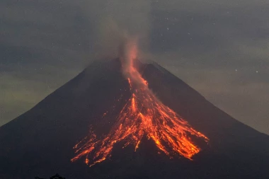 JEZIVI SNIMCI ERUPCIJE VULKANA U INDONEZIJI KRUŽE MREŽAMA! Više turista nastradalo, dosta ljudi još zarobljeno u blizini kratera - SPASIOCI NEMOĆNI! (VIDEO)