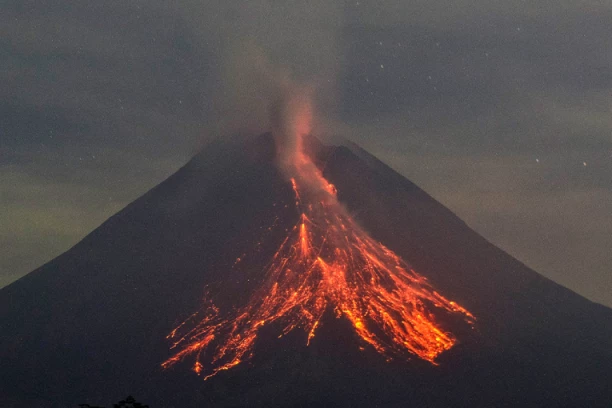 JEZIVI SNIMCI ERUPCIJE VULKANA U INDONEZIJI KRUŽE MREŽAMA! Više turista nastradalo, dosta ljudi još zarobljeno u blizini kratera - SPASIOCI NEMOĆNI! (VIDEO)