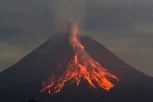 JEZIVI SNIMCI ERUPCIJE VULKANA U INDONEZIJI KRUŽE MREŽAMA! Više turista nastradalo, dosta ljudi još zarobljeno u blizini kratera - SPASIOCI NEMOĆNI! (VIDEO)