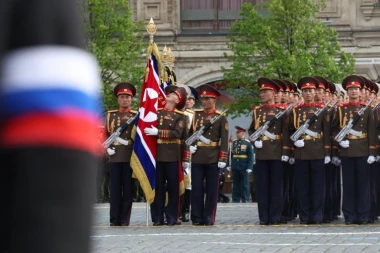 KIMOVI VOJNICI MARŠIRALI CRVENIM TRGOM: Nestvaran prizor na Dan pobede (FOTO)