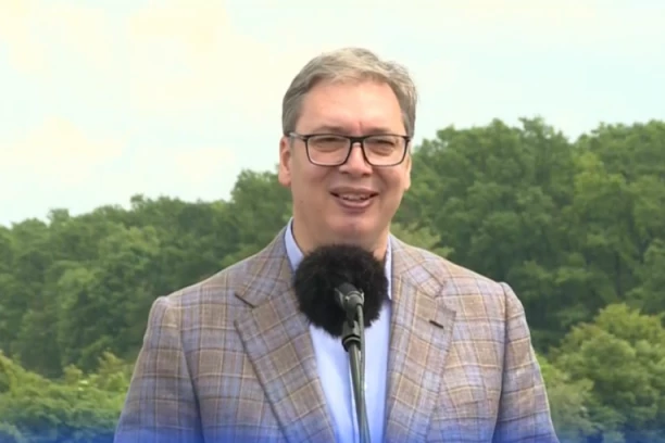 PREDSEDNIK U OBILASKU PARKA PRIRODE: Završena ceremonija osveštavanja krsta, Vučić obišao štandove meštana! (FOTO, VIDEO)