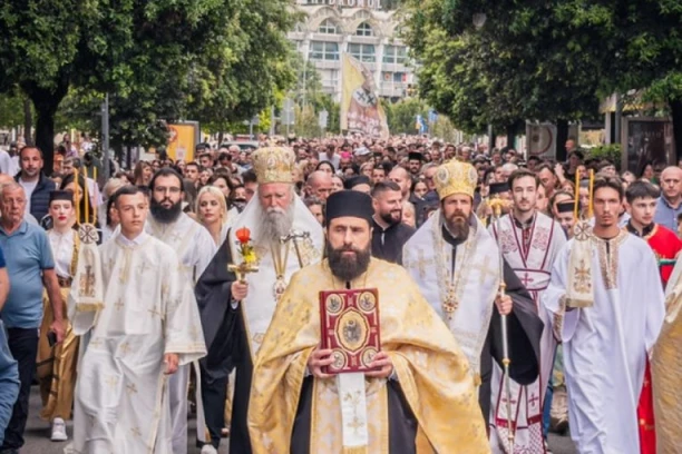 Naslov: MARKOVDANSKA LITIJA OKUPILA HILJADE LJUDI U PODGORICI: Mošti Svetog Simeona Dajbabskog prenete ulicama grada (FOTO)
