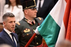 ZVANIČNO JE POSTAO PREMIJER MAĐARSKE - Petar Mađar položio zakletvu pred punim parlamentom! (FOTO, VIDEO)