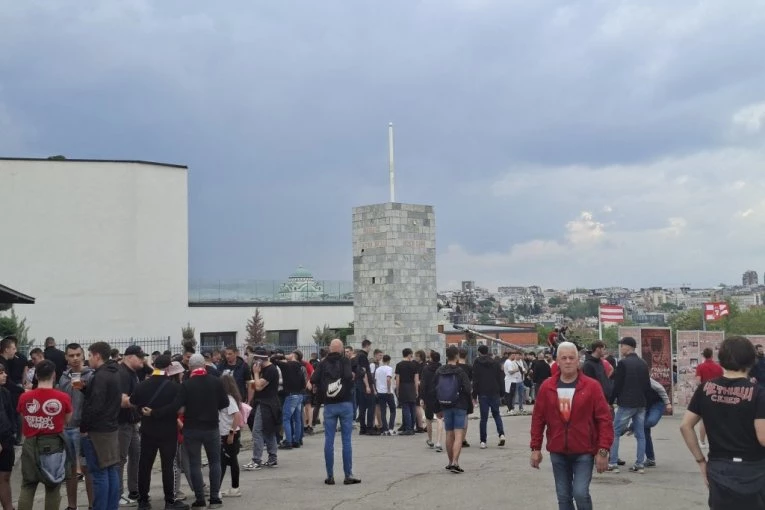 SPECIJALAN DAN ZA DELIJE: Navijači Olimpijakosa stigli na Marakanu (FOTO)
