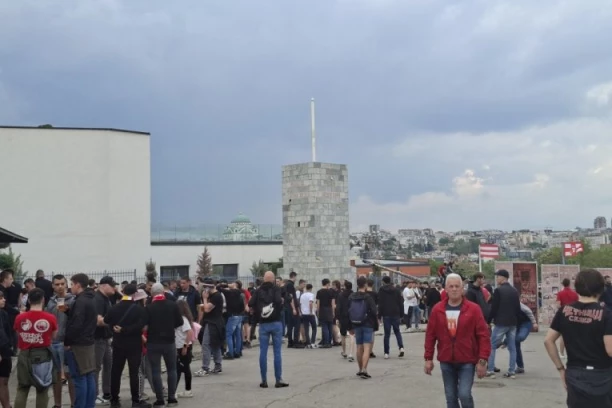 SPECIJALAN DAN ZA DELIJE: Navijači Olimpijakosa stigli na Marakanu (FOTO)