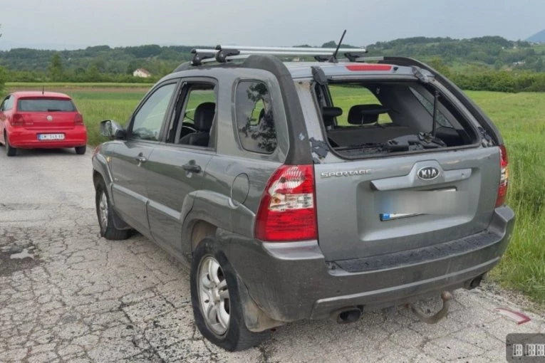 PRIJAVLJENA KRAĐA AUTOMOBILA, VOZILO PRONAĐENO POTPUNO DEMOLIRANO! Užas na putu kod Čačka: Evo na šta se sumnja! (FOTO)