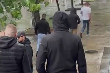 NASILNIK SATAROM NASRNUO NA AKTIVISTE SNS! Brutalan napad u centru Lazarevca tokom skupa "Srbija pobeđuje"! (VIDEO)