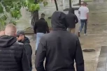 NASILNIK SATAROM NASRNUO NA AKTIVISTE SNS! Brutalan napad u centru Lazarevca tokom skupa "Srbija pobeđuje"! (VIDEO)