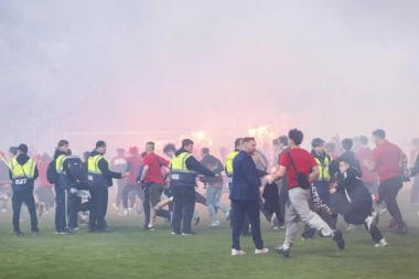 NAJVEĆA MOGUĆA SRAMOTA! Neviđeni haos u češkom derbiju - golman dobio flašu piva u glavu! (VIDEO)