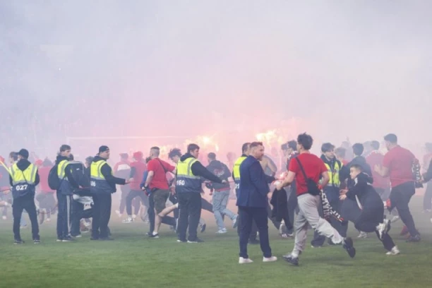 NAJVEĆA MOGUĆA SRAMOTA! Neviđeni haos u češkom derbiju - golman dobio flašu piva u glavu! (VIDEO)