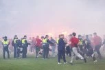 NAJVEĆA MOGUĆA SRAMOTA! Neviđeni haos u češkom derbiju - golman dobio flašu piva u glavu! (VIDEO)