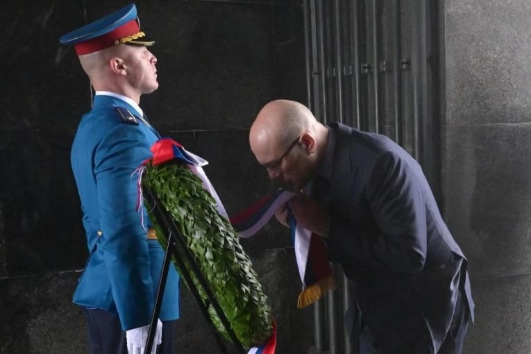 "NEKA JE SLAVA VAMA BESMRTNIM HEROJIMA" Vučević položio venac na Spomenik Neznanom junaku na Avali povodom Dana pobede