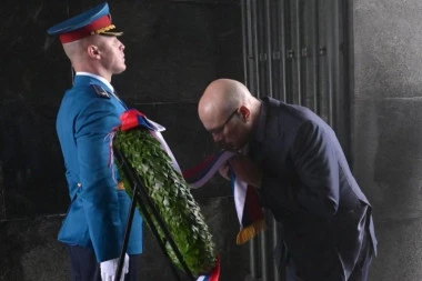 "NEKA JE SLAVA VAMA, BESMRTNIM HEROJIMA!" Vučević položio venac na Spomenik Neznanom junaku na Avali povodom Dana pobede