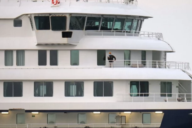POGLEDAJTE KAKO IZGLEDA "KRUZER SMRTI"! Doplovio na Tenerife - SLEDI AKCIJA EVAKUACIJE PUTNIKA! (FOTO)