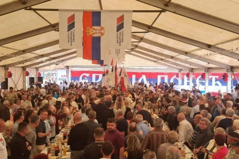 TRAŽI SE SLOBODNO MESTO, SVE JE KRCATO! Sjajna atmosfera u Raškoj pre početka skupa "SRBIJA POBEĐUJE"! (VIDEO)