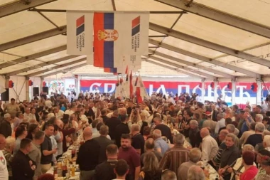 TRAŽI SE SLOBODNO MESTO, SVE JE KRCATO! Sjajna atmosfera u Raškoj pre početka skupa "SRBIJA POBEĐUJE"! (VIDEO)