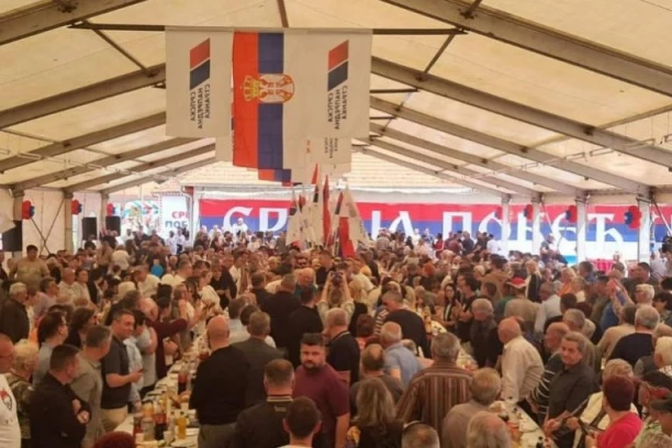 TRAŽI SE SLOBODNO MESTO, SVE JE KRCATO! Sjajna atmosfera u Raškoj pre početka skupa "SRBIJA POBEĐUJE"! (VIDEO)