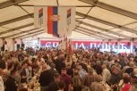 TRAŽI SE SLOBODNO MESTO, SVE JE KRCATO! Sjajna atmosfera u Raškoj pre početka skupa "SRBIJA POBEĐUJE"! (VIDEO)