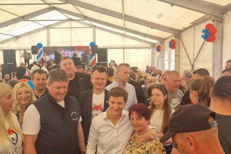 BRNABIĆEVA U POSETI DRENOVCU: Zahvaljujući ovim divnim ljudima Srbija je pobedila! (FOTO)