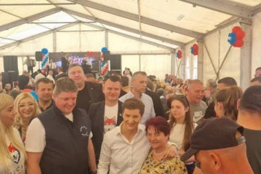 BRNABIĆEVA U POSETI DRENOVCU: Zahvaljujući ovim divnim ljudima, Srbija je pobedila! (FOTO)