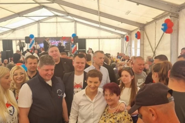 BRNABIĆEVA U POSETI DRENOVCU: Zahvaljujući ovim divnim ljudima Srbija je pobedila! (FOTO)