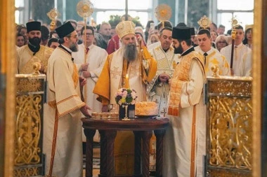 NA MESTU GDE SU OSMANLIJE SPALILE MOŠTI SRPSKOG SVETITELJA DANAS SE OKUPLJAJU HILJADE VERNIKA: Slava Hrama na Vračaru i Bogoslovije Svetog Save (FOTO)