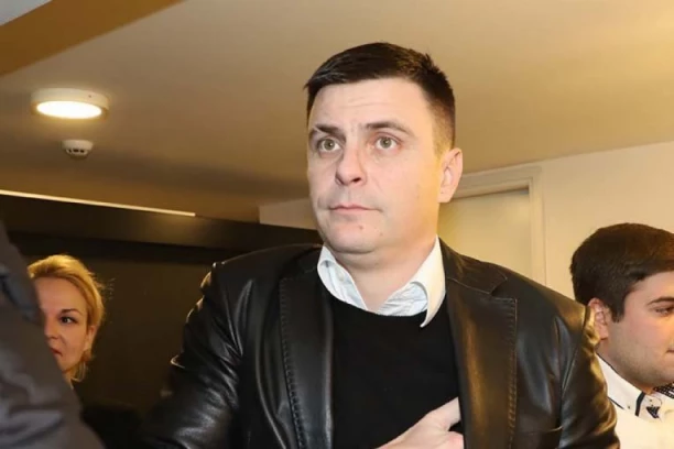 TAJNE IZ PORODIČNOG DOMA VUKA KOSTIĆA ISPLIVALE U JAVNOST! Ovo je istina o braku njegovih roditelja, glumac u ozbiljnom strahu!