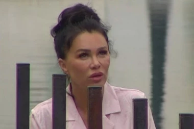 NAJVEĆA PROPAST STANIJE DOBROJEVIĆ U "ELITI": Starleta krenula da se OPIJA nakon raskida sa Asminom, ne prepoznaju je ni najbliži!