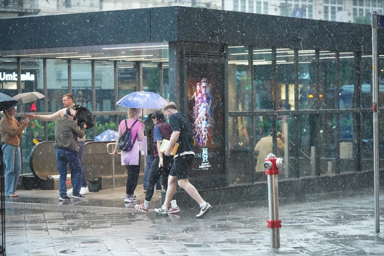 NEVREME STIŽE U SRBIJU! RHMZ upalio alarm: Pljuskovi, grmljavina i grad prete širom zemlje