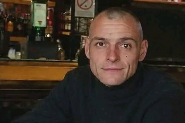 ВИДЕЛИ ЛИ ВЫ ЭТОГО МОЛОДОГО ЧЕЛОВЕКА? Элвис (30) из Нови-Сада вышел из дома на Джурджевдан и не вернулся