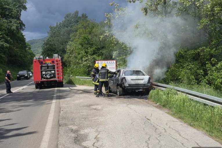 VOZAČI SU ODMAH ALARMIRALI VATROGASCE, ALI MU NIJE BILO SPASA! Novi detalji tragedije kod Čačka: AUTOMOBIL IZGOREO, ČOVEK ŽIV IZGOREO! (FOTO)