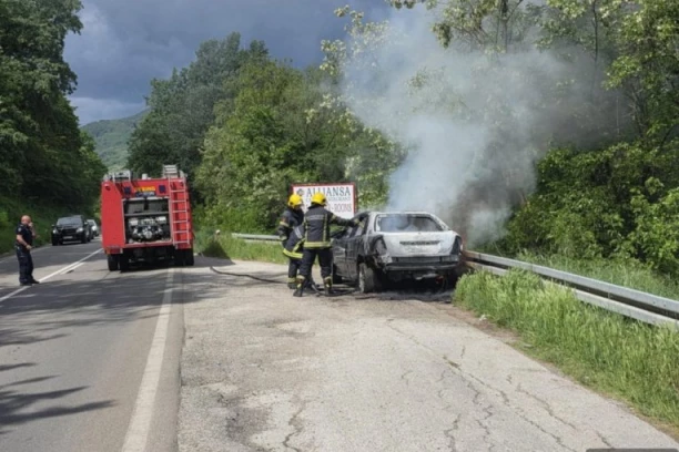 PRIJAVLJEN ZA NASILJE U PORODICI, PA SE ZAPALIO?! Očevici otkrili detalje užasa kod Čačka: Vozilo se u trenu pretvorilo u buktinju! (FOTO)