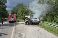 IZGOREO AUTOMOBIL NA PUTU: Buktinja prestravila vozače (VIDEO)