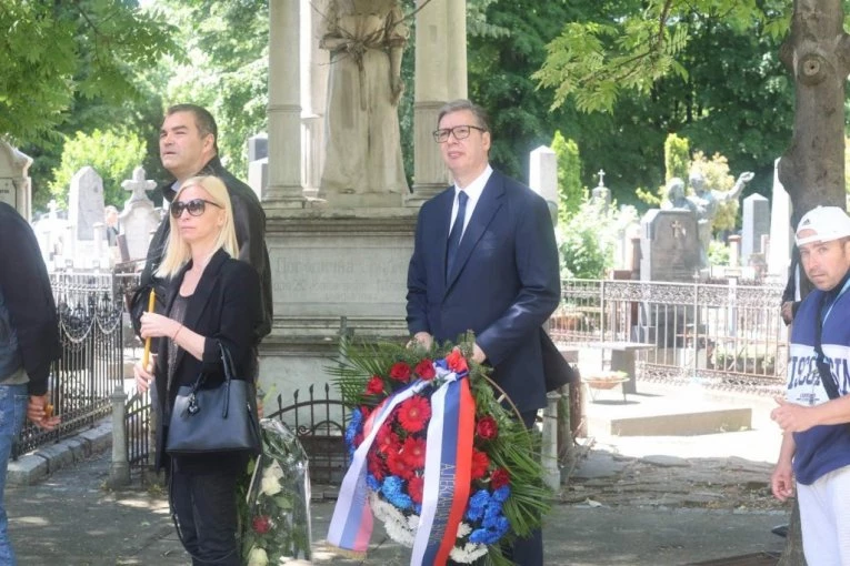 PREDSEDNIK IZ NARODA! Aleksandar Vučić na Cveletovoj sahrani čeka u redu za saučešće! (VIDEO)