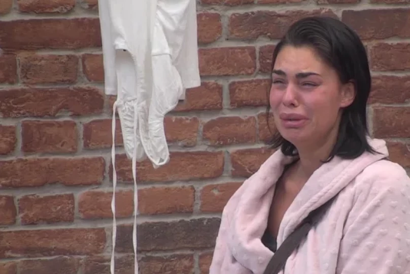 MINA PROBILA DNO SRAMOTE POSLE RASKIDA! Proganja Viktora, na kolenima bi da moli za OPROŠTAJ: Ići ću u zatvor! (VIDEO)